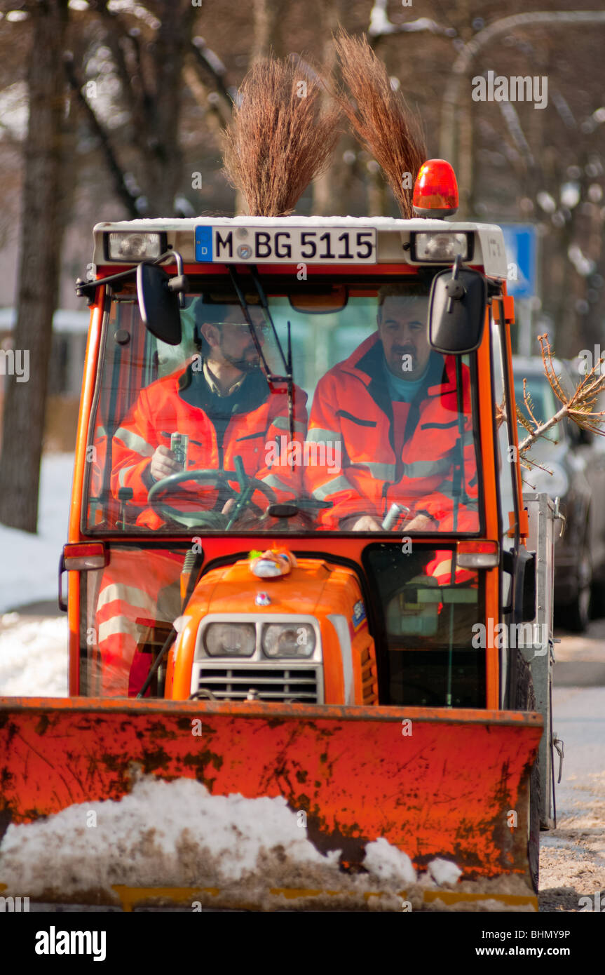 Snow Plough lavoratori closeup a Monaco di Baviera, Germania Foto Stock