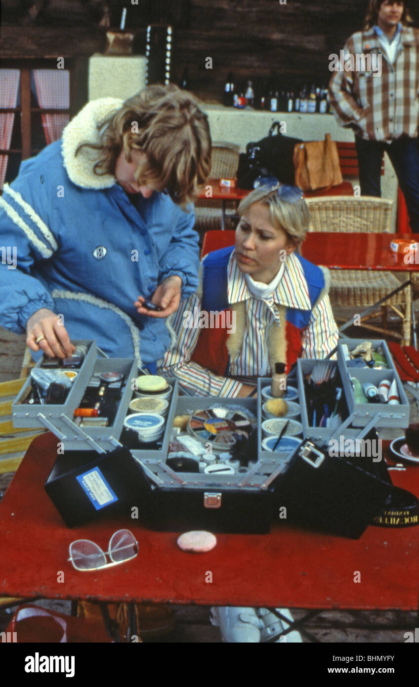 ABBA - Agnetha Faltskog nel trucco mentre in Svizzera nel marzo 1979 dove hanno girato il tempo di neve speciale video Foto Stock