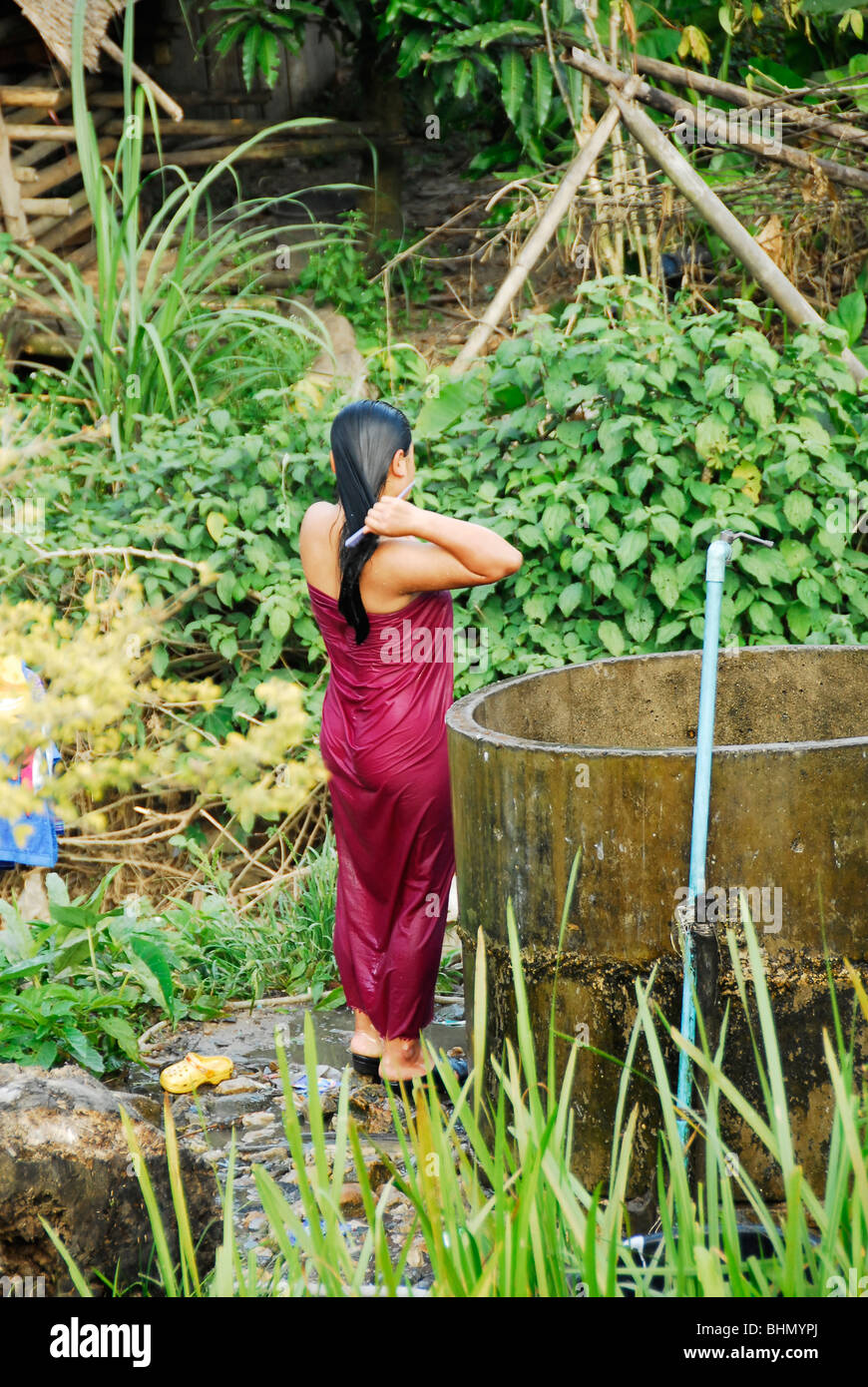 Karen ragazza avente una doccia , umpium Refugee Camp(thai confine birmano) , a sud di Mae Sot , provincia di Tak , a nord della Thailandia Foto Stock