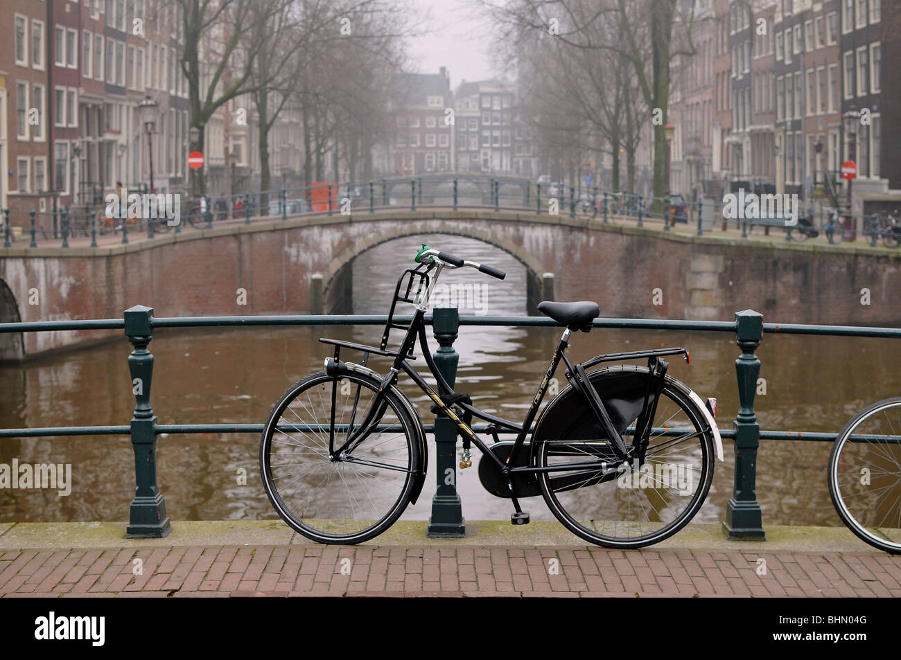 Bicicletta su un ponte in Amsterdam, Paesi Bassi Foto Stock