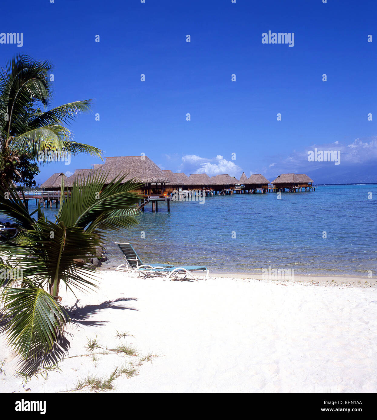 Vista delle cabine oltre mare, Hotel Sofitel, Moorea, Polinesia Francese Tahiti Foto Stock