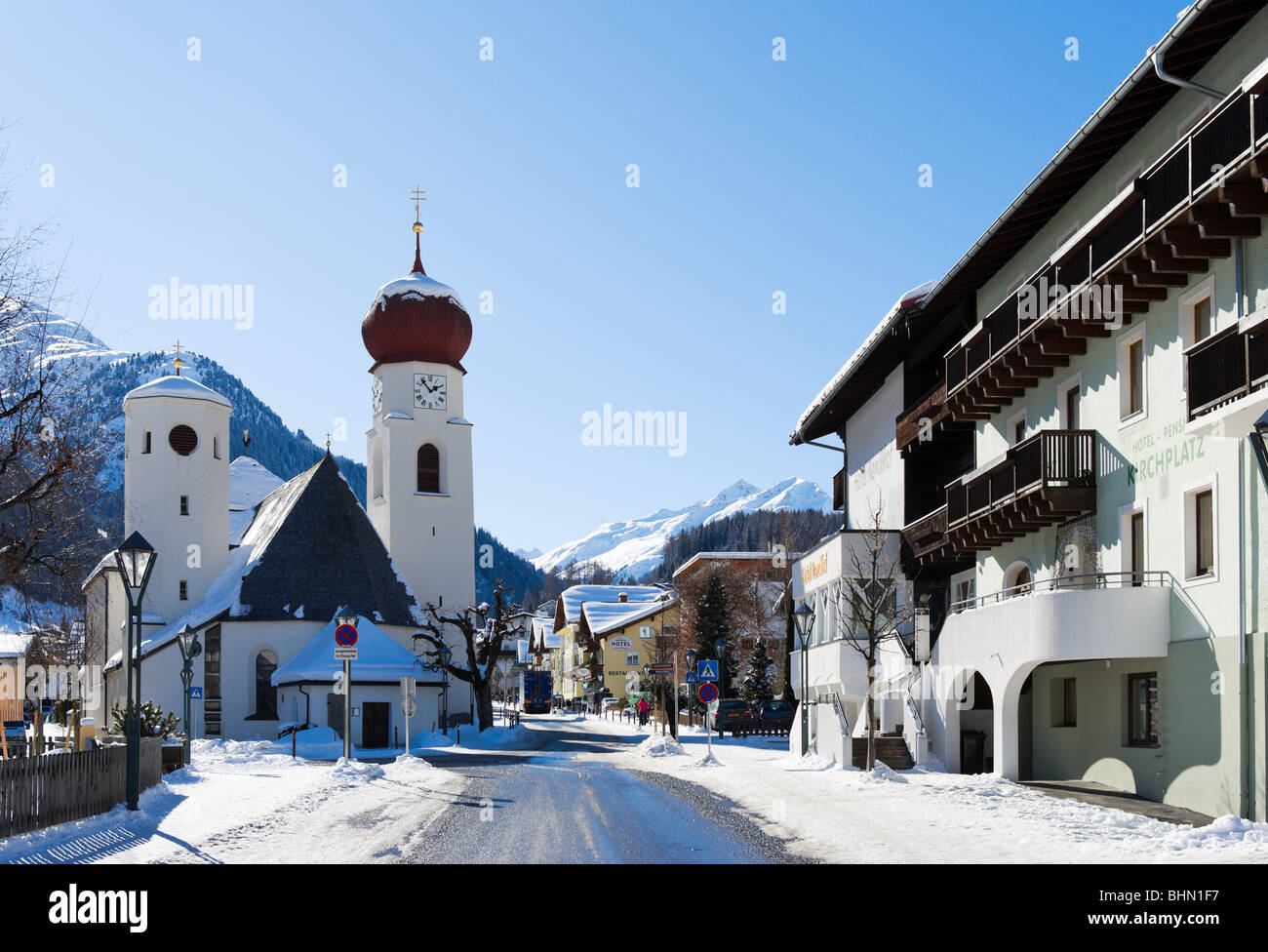 Street nel centro del resort, St Anton, Arlberg Ski Region, Vorarlberg, Austria Foto Stock
