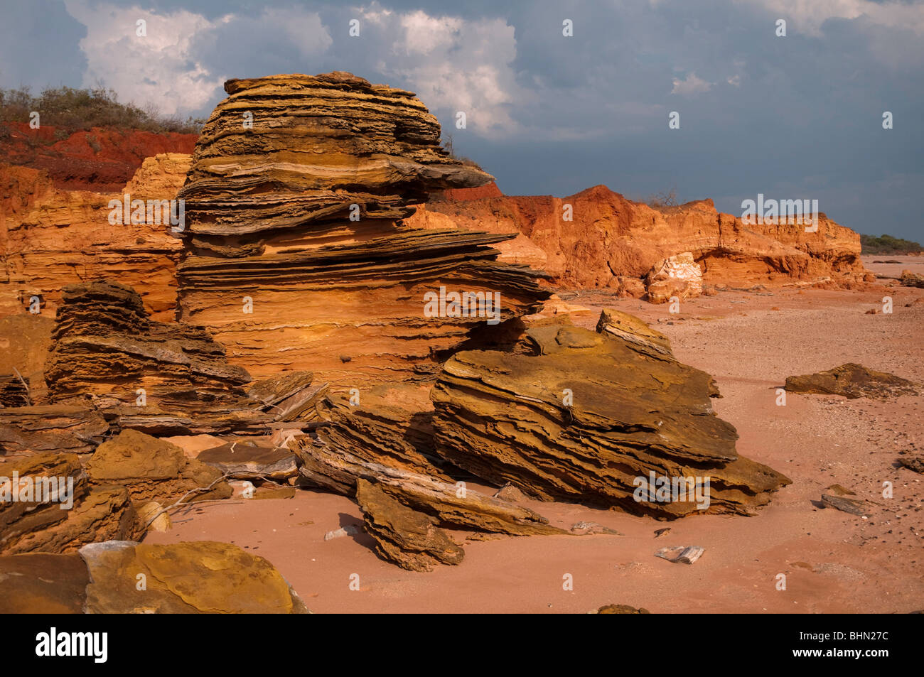 Rosso Ruigged rupe di arenaria e le formazioni rocciose a Ovest la costa Australiana vicino Broome Foto Stock