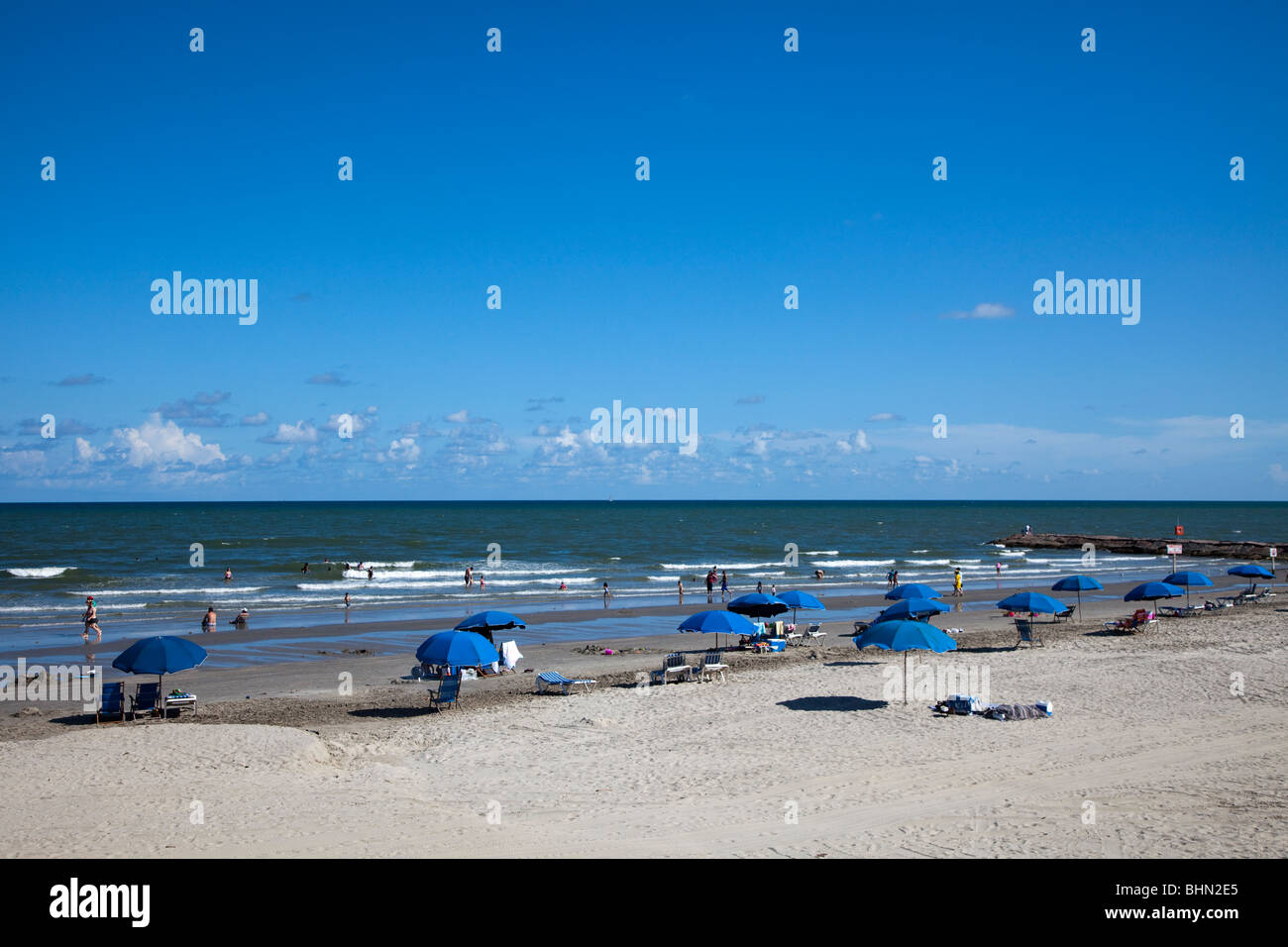 Persone su Stewart spiaggia con ombrelloni e sedie a sdraio Galveston Texas USA Foto Stock