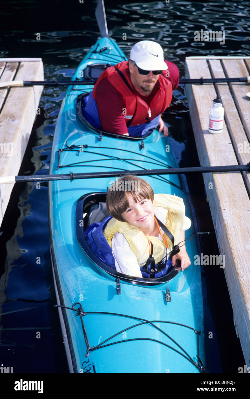 Padre e figlia preparando per andare in kayak. Foto Stock