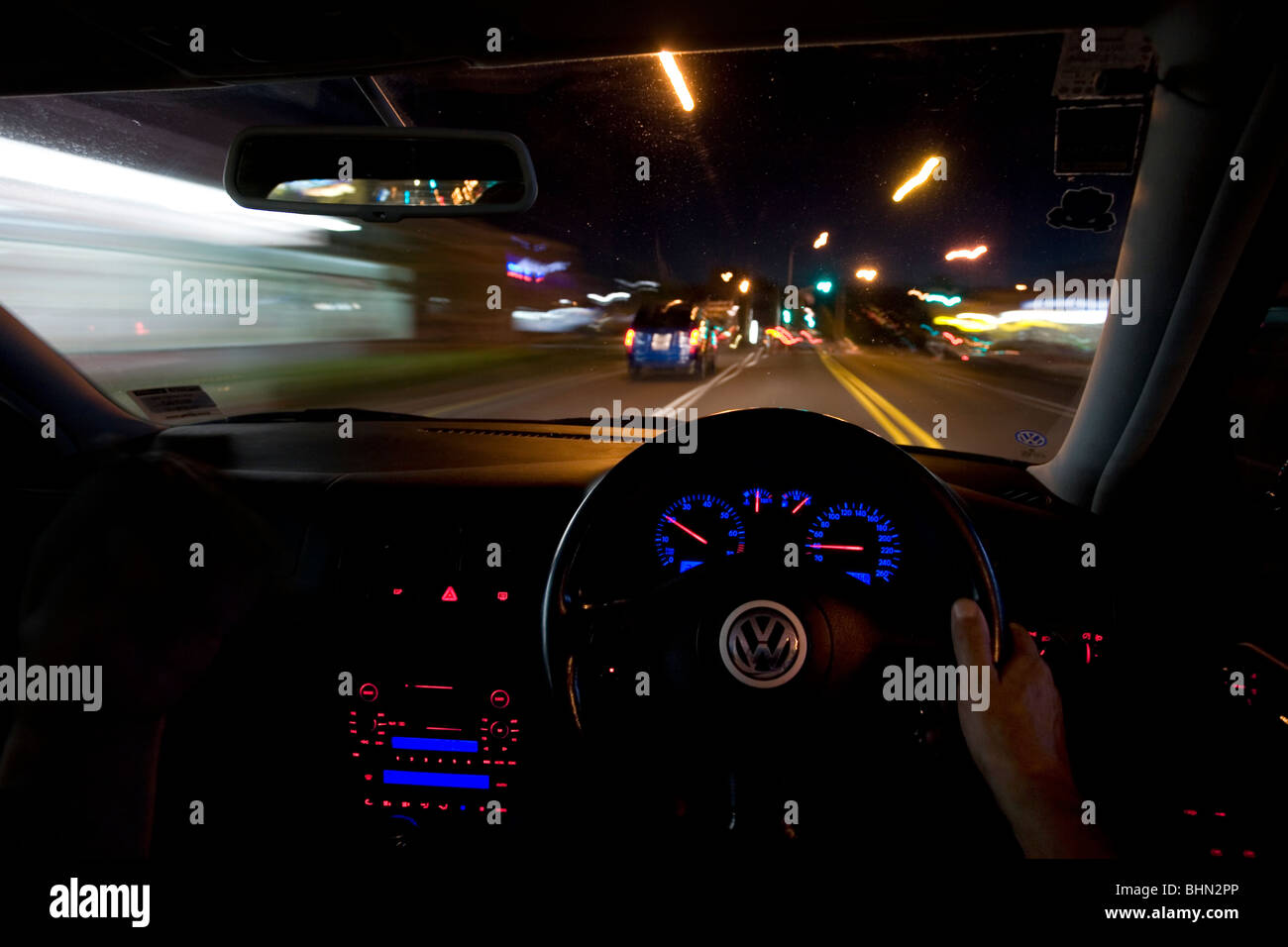 Interno del 2002 Volkswagen VW Golf V6 4Motion 6 velocità manuale in corso  durante la notte Foto stock - Alamy
