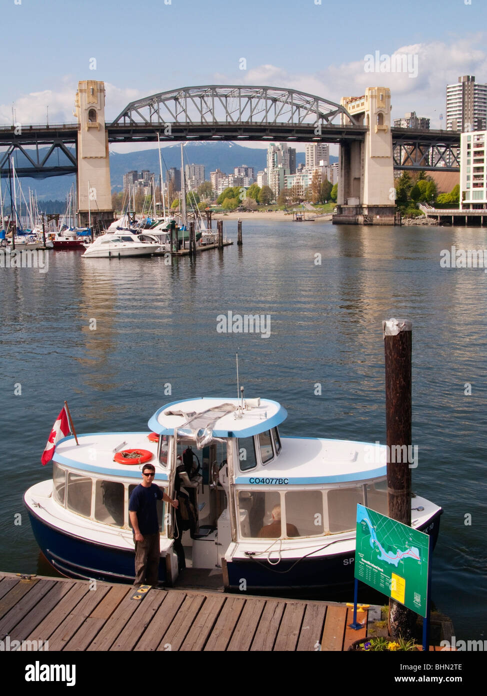 False Creek Ferries acqua taxi a Granville Island, Burrard Street Bridge al di là, Vancouver, BC, Canada Foto Stock