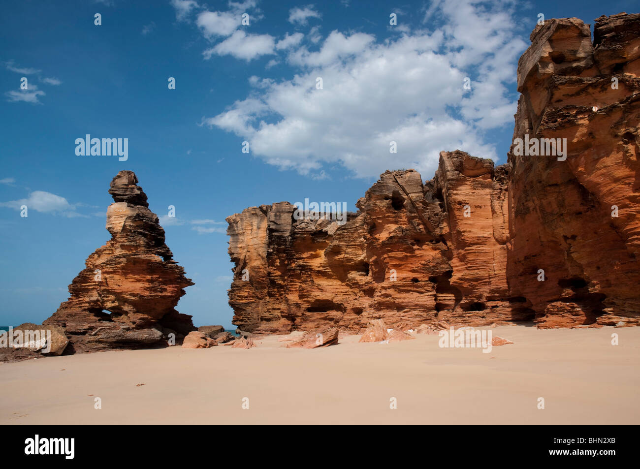 Aspre scogliere rosse e formazioni rocciose di arenaria a Echo Beach sulla costa dell'Australia occidentale vicino a Broome Foto Stock