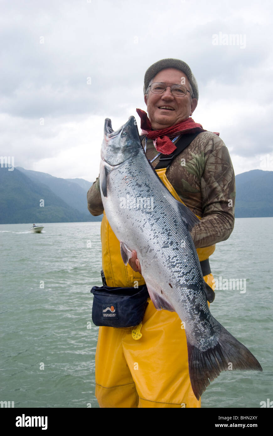Doug Wilson con un 16 libbra Salmone Argento catturati al salmone King Resort a fiumi ingresso, British Columbia, Canada. Foto Stock