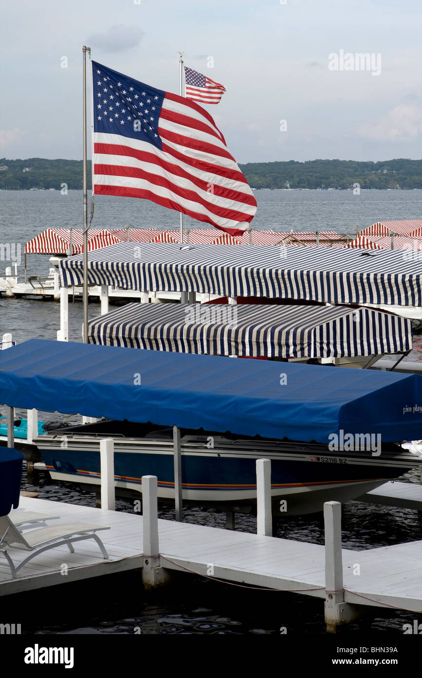 Bandierine americane volare sopra il Lago di Ginevra, Wisconsin, Stati Uniti d'America. Foto Stock
