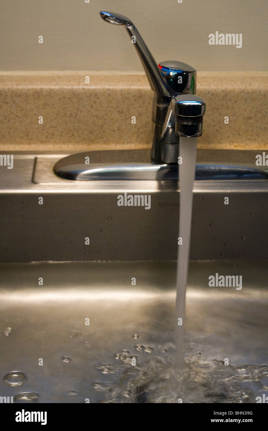 Lavello da cucina il riempimento con acqua. Foto Stock