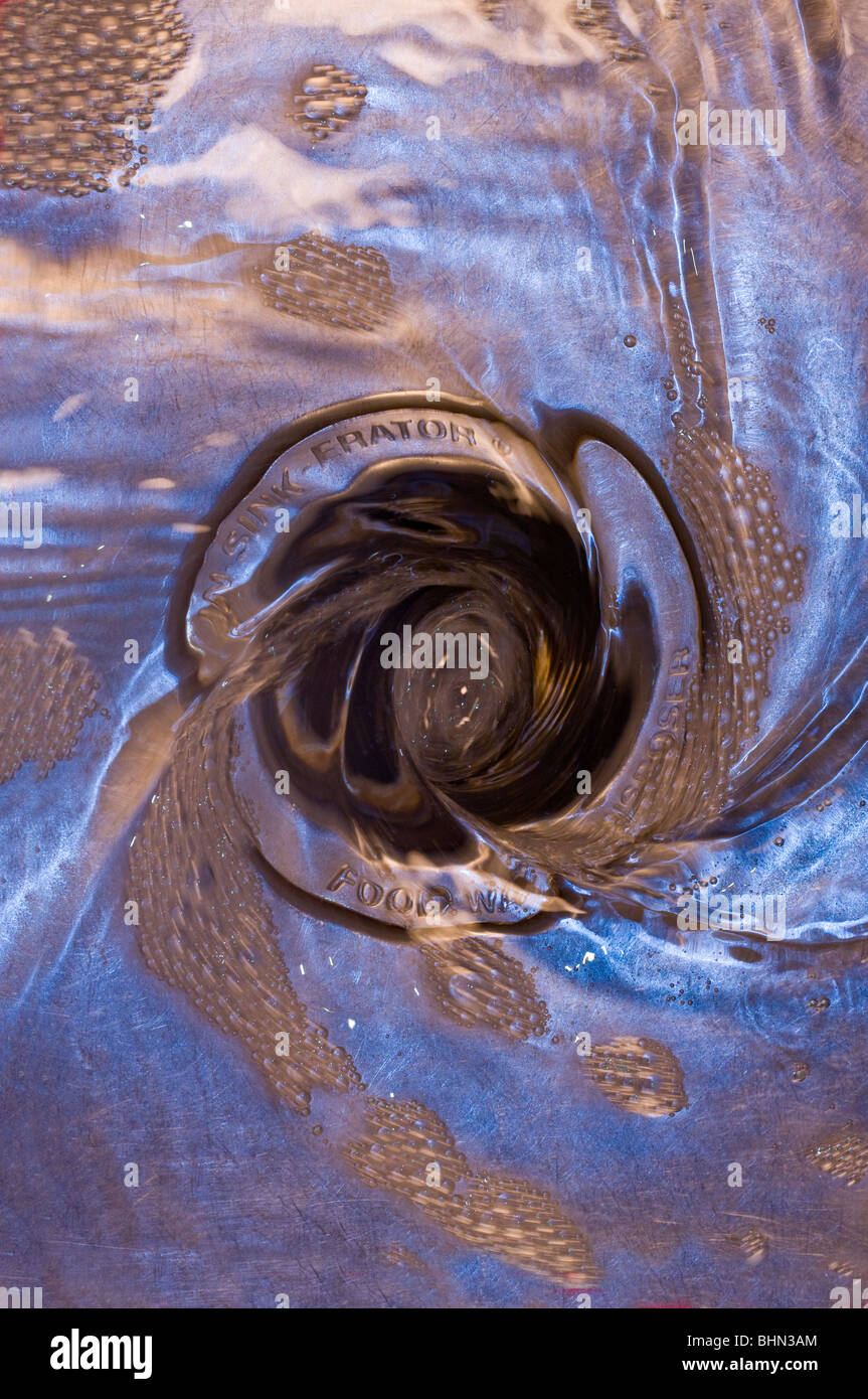 Motion Blur di bolle nel lavandino per avvolgimento a spirale verso il  basso una piletta di scarico Foto stock - Alamy