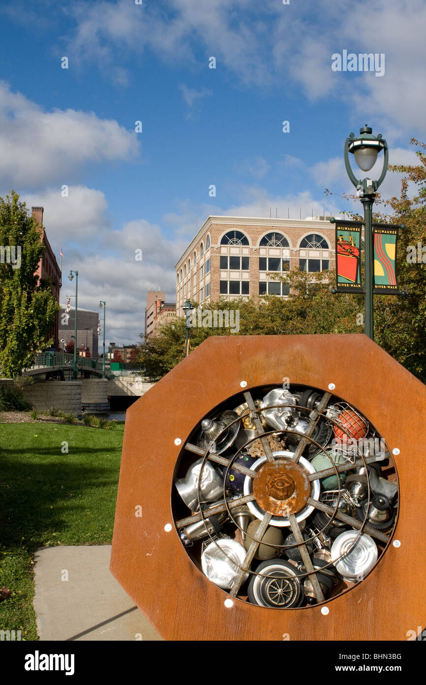 Una scultura del fiume lungo la zona pedonale di Riverwalk a Milwaukee nel Wisconsin, USA, America del Nord. Foto Stock