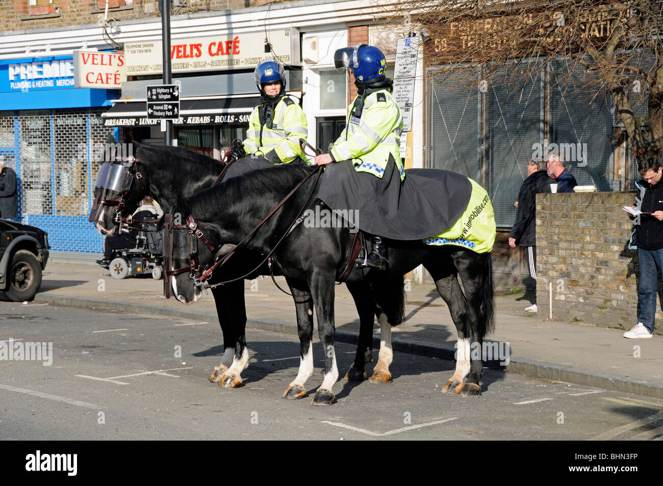 I cavalli della polizia con i piloti femmina policing un arsenale match di Highbury Londra Inghilterra REGNO UNITO Foto Stock