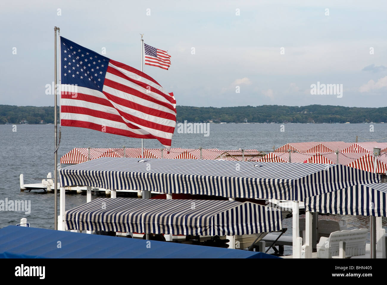 Bandierine americane volare sopra il Lago di Ginevra, Wisconsin, Stati Uniti d'America. Foto Stock