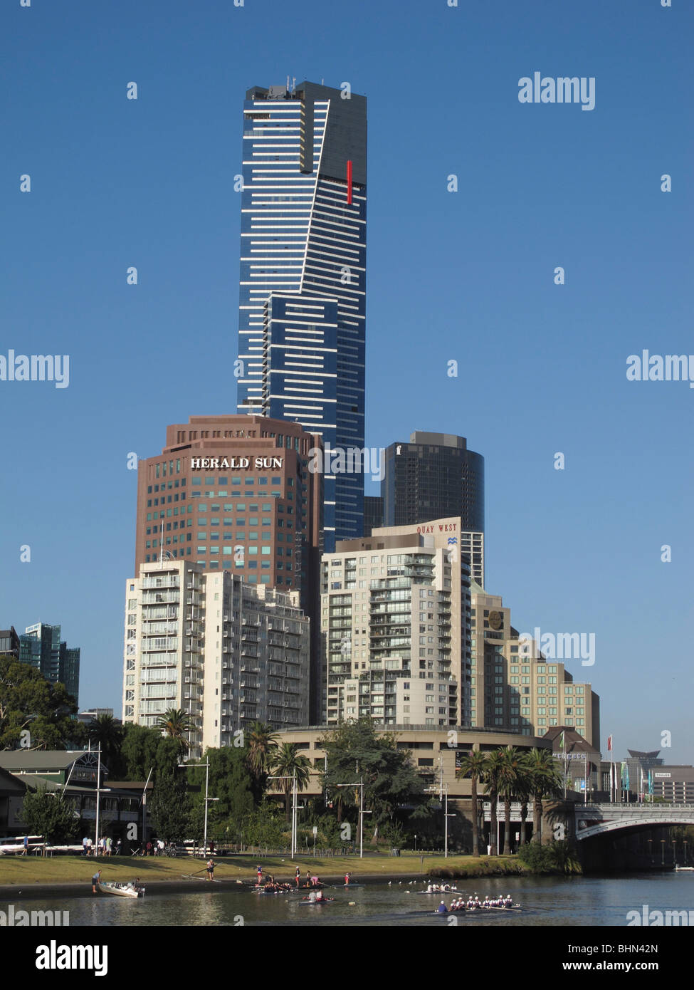 Il Melbourne Docklands skyline attraverso il fiume Yarra Foto Stock