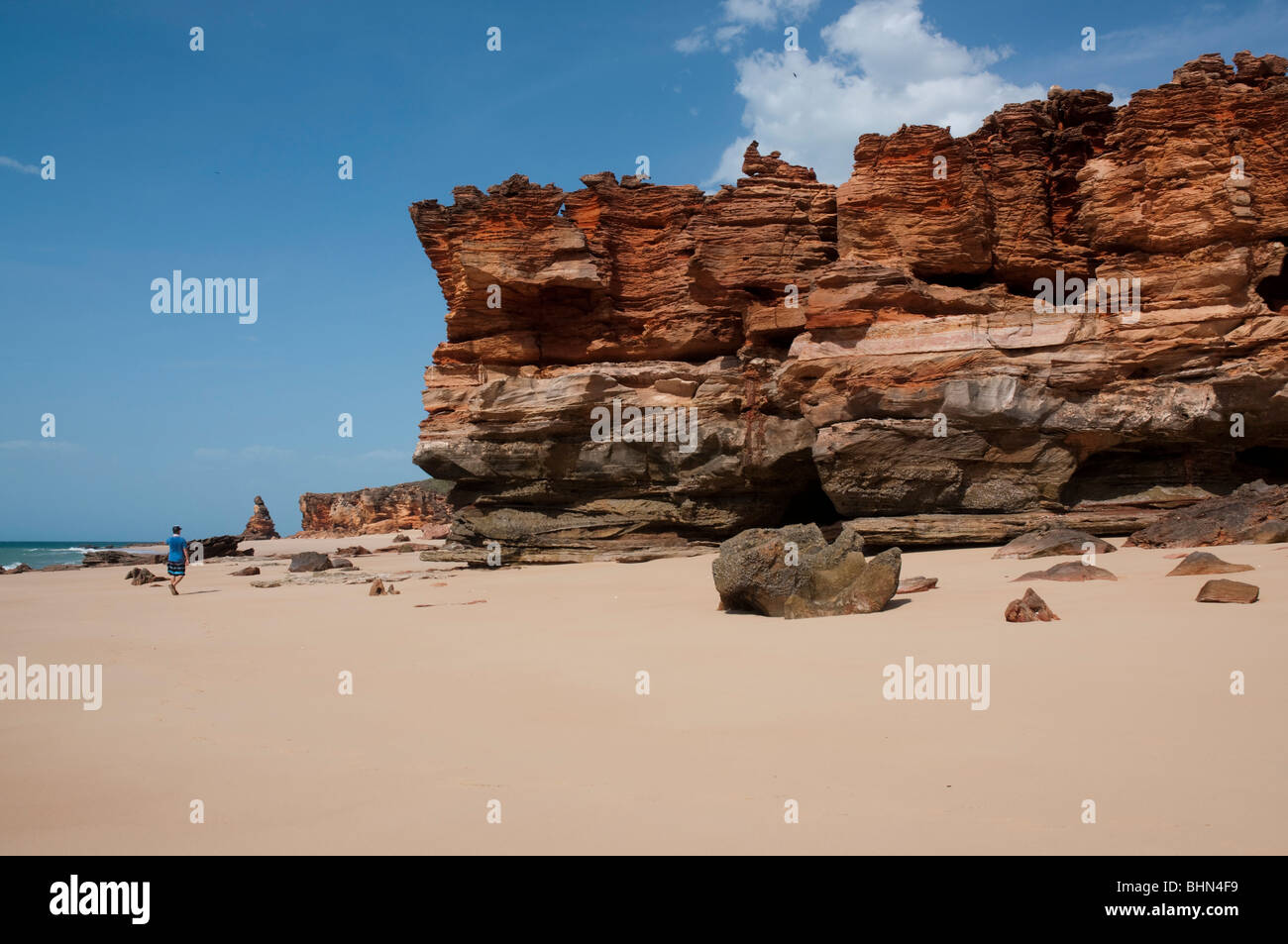 Aspre scogliere rosse e formazioni rocciose di arenaria a Echo Beach sulla costa dell'Australia occidentale vicino a Broome Foto Stock