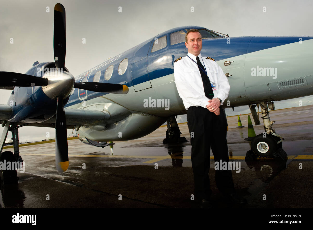 Elliston Miller,pilota con Highland Airways, con piccolo turbo-prop " commuter " In aereo Aeroporto di Cardiff, South Wales UK Foto Stock