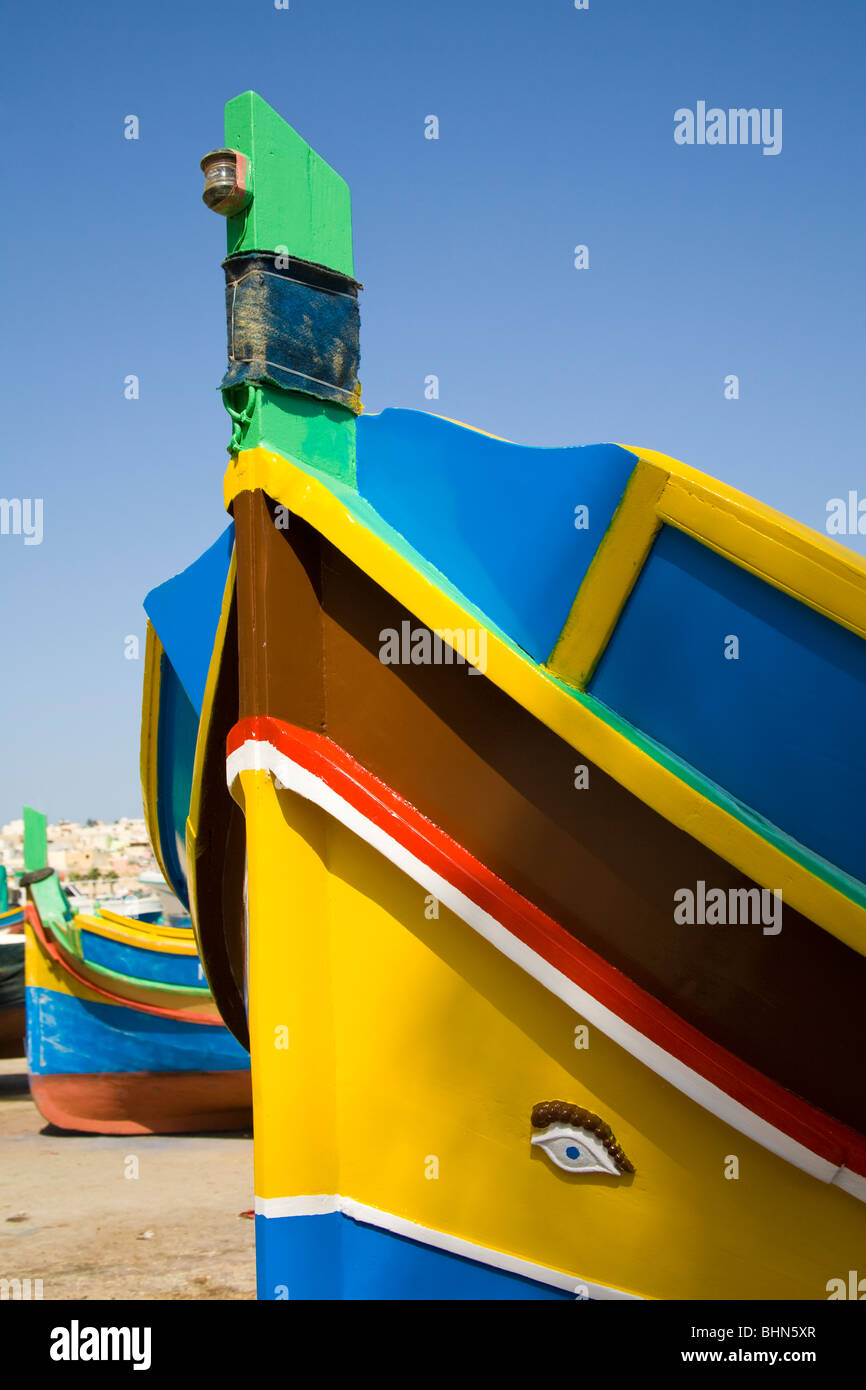 Close-up di dipinto luminosamente Luzzu barca da pesca Foto Stock