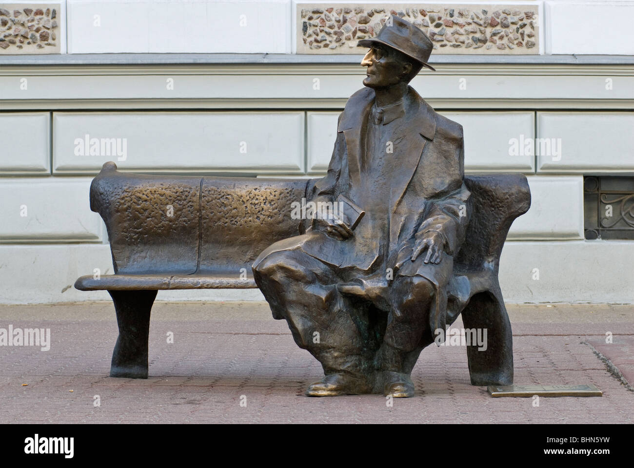 Poeta Julian Tuwim, un ebreo polacco, statua a Piotrkowska Street di Łódź, Łódzkie, Polonia Foto Stock