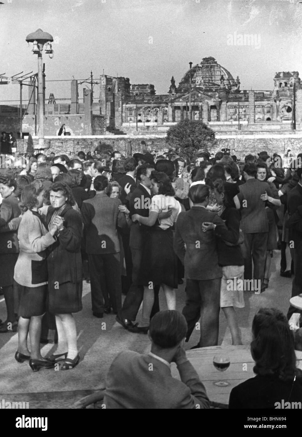 Eventi, dopoguerra, persone, danza in Kroll Garden, Berlino, Reichstag sullo sfondo, 1947, Foto Stock