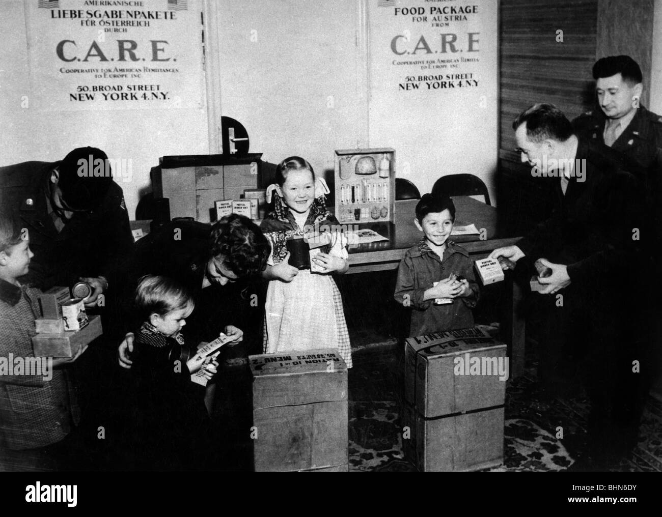 Dopoguerra, CARE (cooperative americane rimesse per l'Europa), soldati americani che presentano pacchetti DI ASSISTENZA ai bambini, Salisburgo, 31.10.1946, Foto Stock