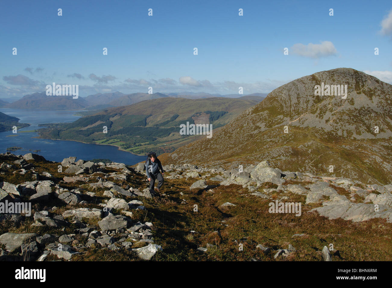 Un viandante avvicinarsi al vertice di Sgorr nam Fiannaidh, un munro sul Aonach Eagach sopra Glencoe West Highlands della Scozia Foto Stock