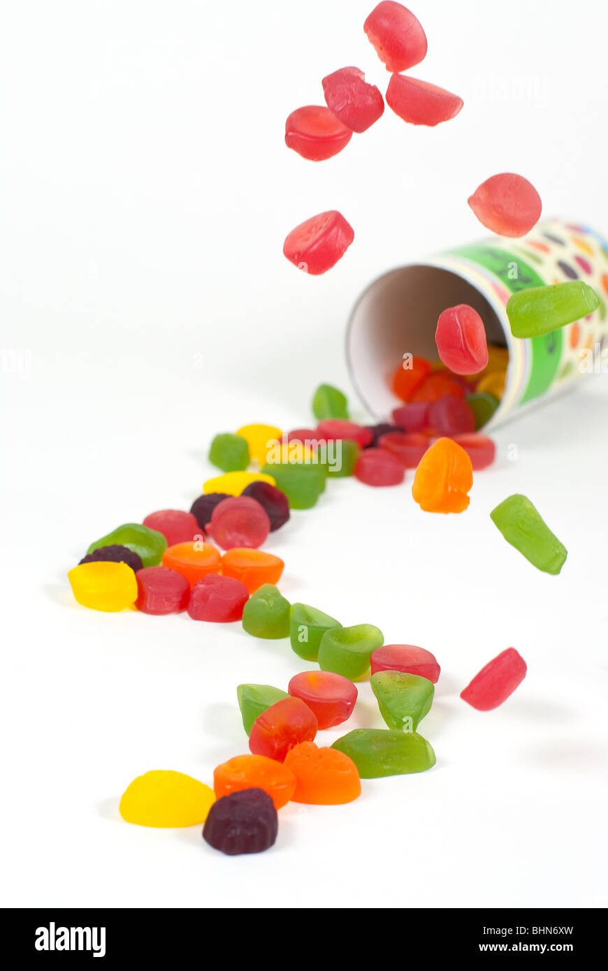 Una pioggia di caramelle colorate cadere sul tavolo Foto Stock