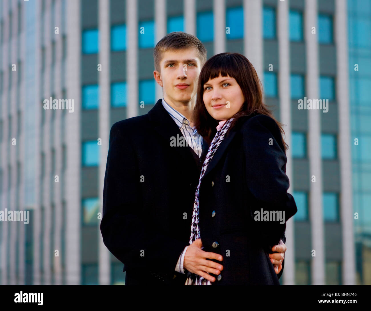 Ritratto di giovane bella giovane sullo sfondo della città Foto Stock