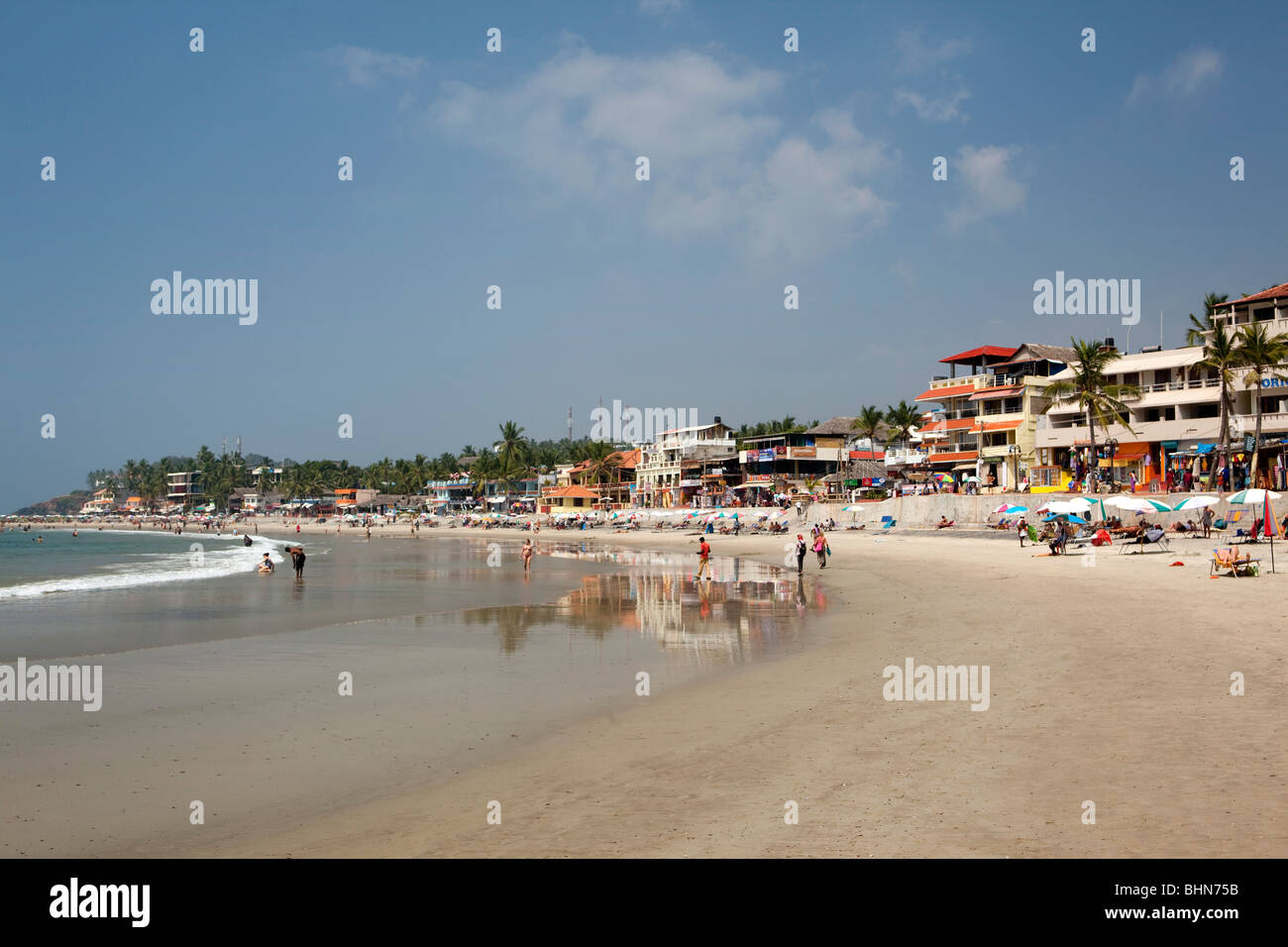 India Kerala, Kovalam, Faro (ADAM) Beach, con nuovo sviluppo sul lungomare Foto Stock