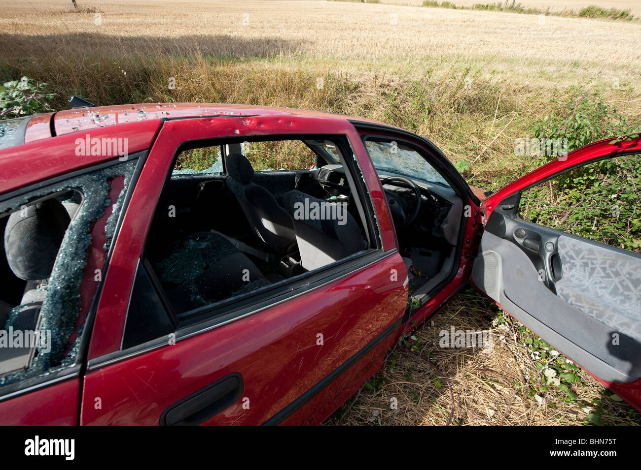 Auto abbandonate in dumping fossa e deliberatamente danneggiato. Foto Stock