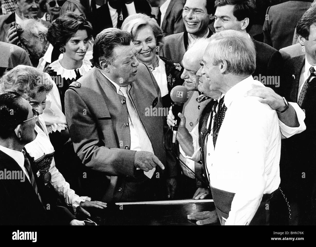 Strauss, Franz Josef 6.9.1915 - 3.10.1988, politico tedesco (CSU), primo ministro della Baviera 1978 - 1988, a mezza lunghezza, con Lord Mayor Georg Kronawitter (SPD), Opening, tenda Schottenhammel, oktoberfest, festival della birra di Monaco, 19.9.1987, Foto Stock