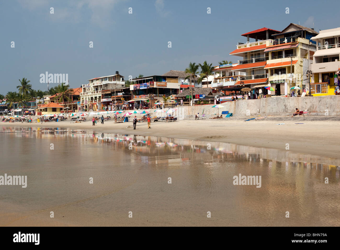 India Kerala, Kovalam, Faro (ADAM) spiaggia con la bassa marea, con nuovo sviluppo sul lungomare Foto Stock