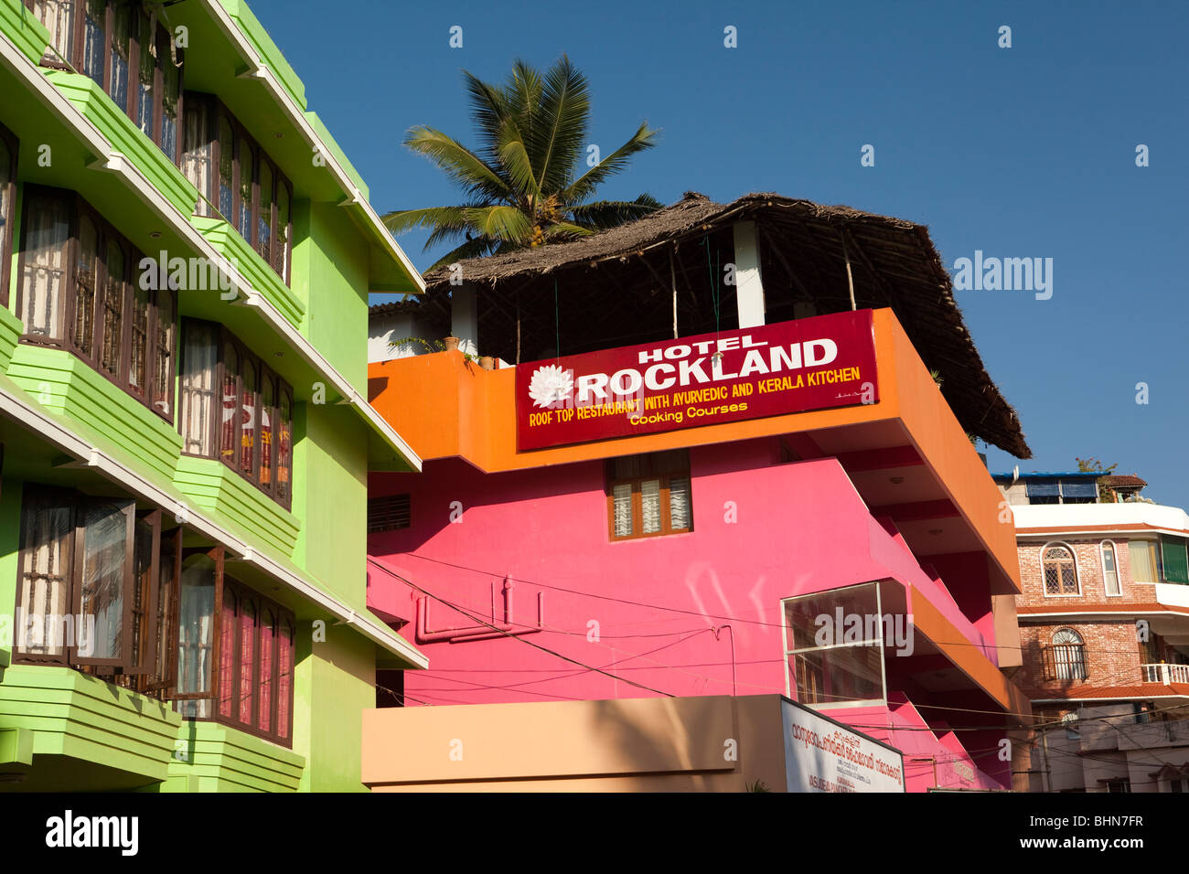 India Kerala, Kovalam, Vizhinjam Lighthouse road, verniciato colorato tourist Hotel Rockland Foto Stock