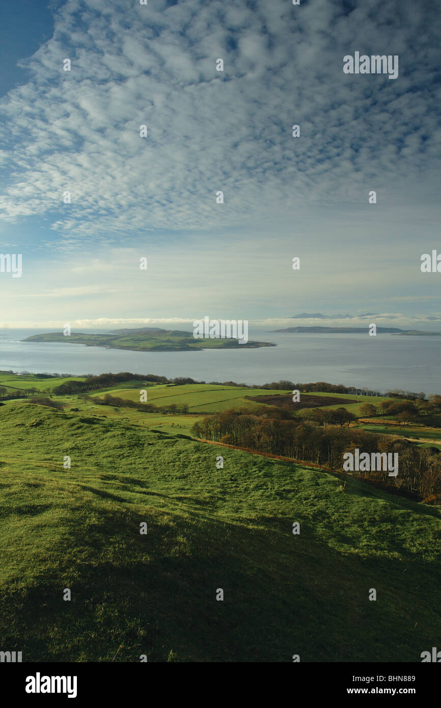 Arran e grande Cumbrae dal Knock, un Iron Age Fort sopra Largs sull'Ayrshire sentiero costiero, Scozia Foto Stock