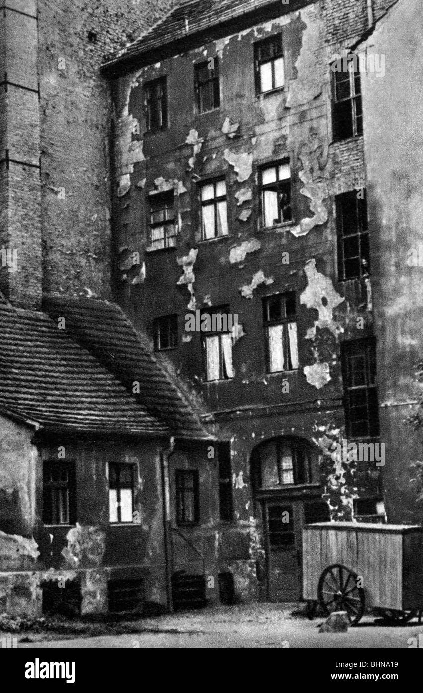 Geografia / viaggi, Germania, Berlino, miserabile vita trimestre, nel cortile di un edificio di appartamenti, dopo la fotografia, circa 1895, Foto Stock