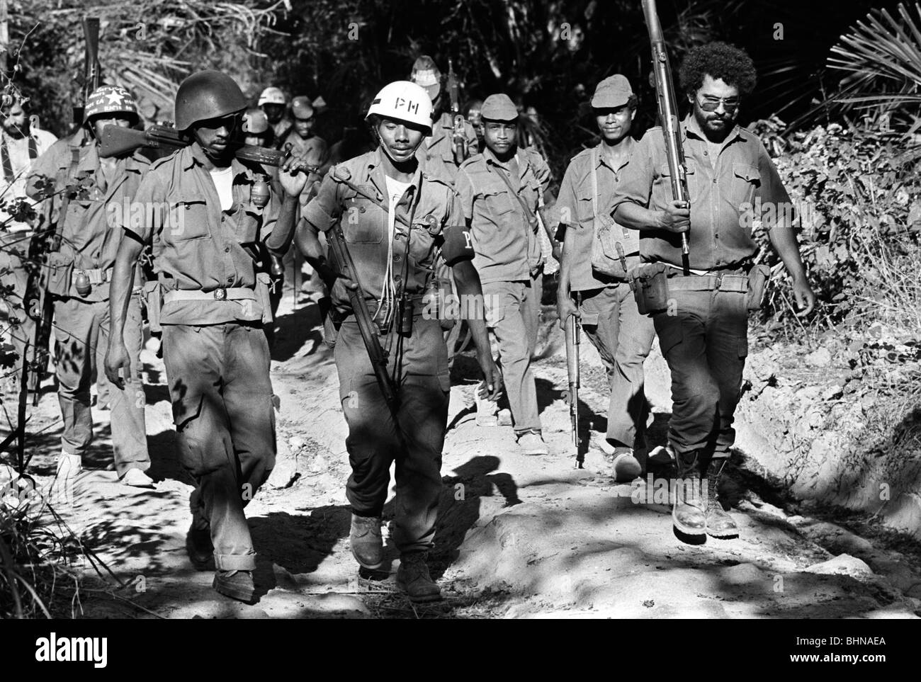 Jose Ramos-Horta con un fucile si unisce Fretilin combattenti per la libertà difendendo Timor orientale come forze indonesiane invadere da ovest. Foto Stock