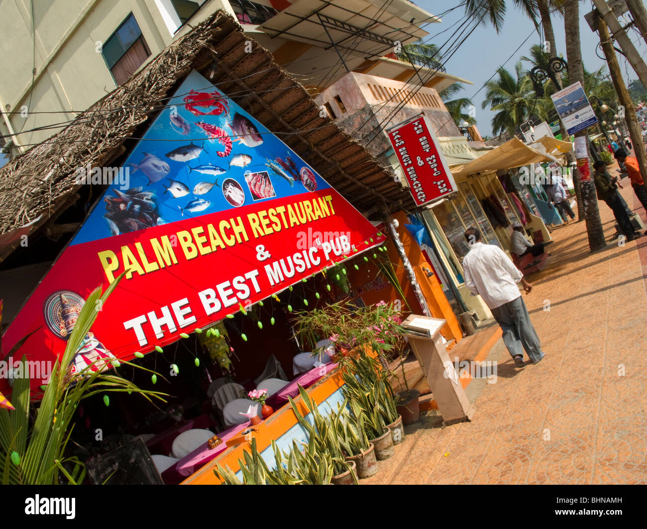 India Kerala, Kovalam, Faro (ADAM) spiaggia, il lungomare di Palm Beach Restaurant il miglior pub di musica Foto Stock