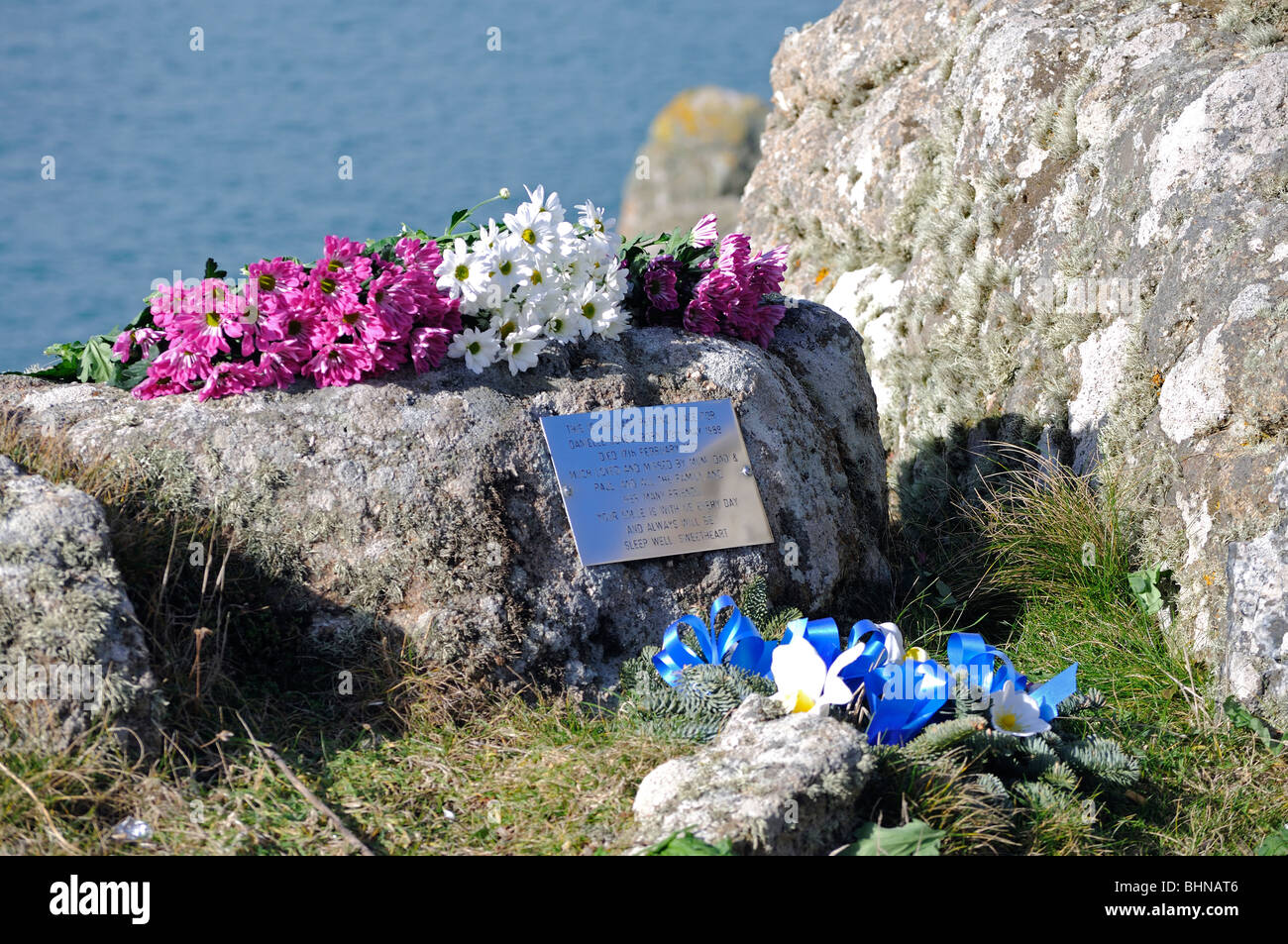 Cima di una scogliera memorial a Lands End in Cornwall Regno Unito Foto Stock