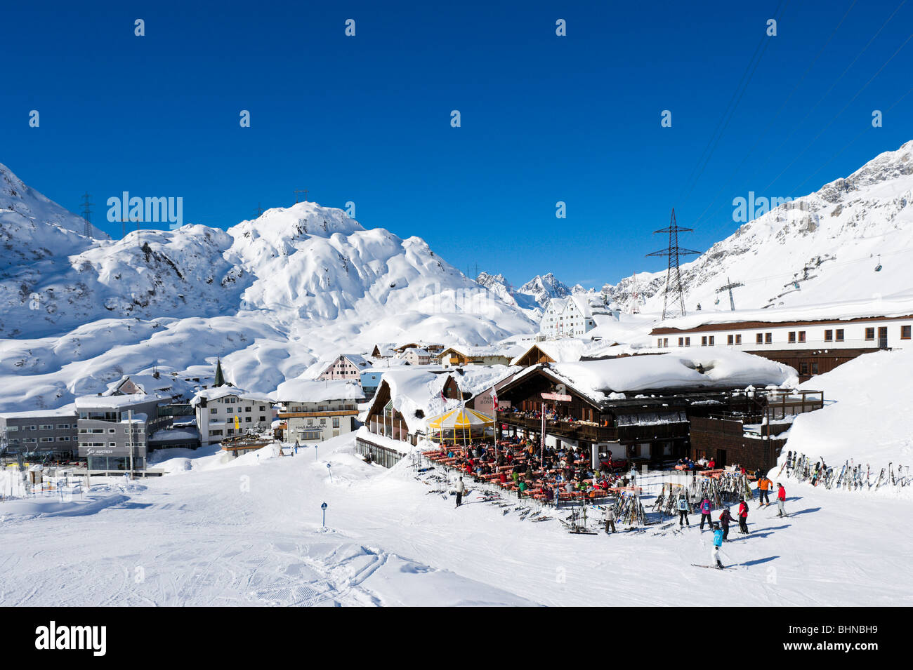 Vista sul centro del resort di St Christoph dalle piste da sci, Arlberg Ski Region, Vorarlberg, Austria Foto Stock