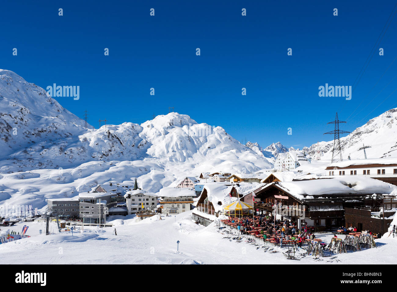 Vista sul centro del resort di St Christoph dalle piste da sci, Arlberg Ski Region, Vorarlberg, Austria Foto Stock