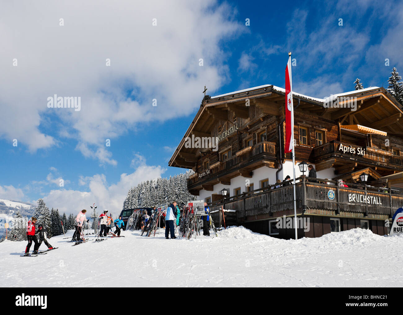 Ristorante di montagna nella parte superiore del vivaio piste appena fuori il centro del resort, Westendorf, Tirolo, Austria Foto Stock