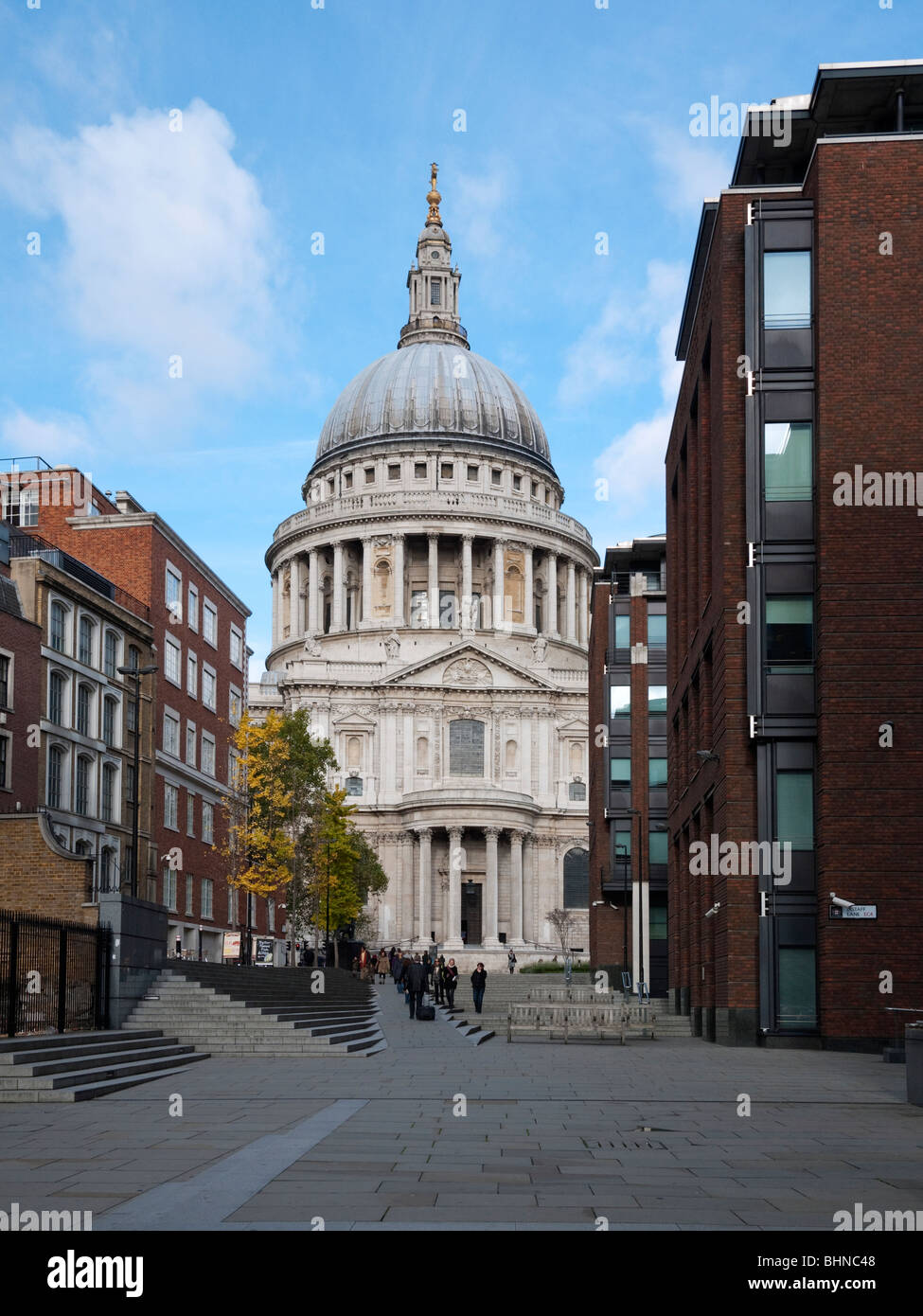 Sud vista di Saint Paul cathedral da Peter's Hill, London, England, Regno Unito Foto Stock