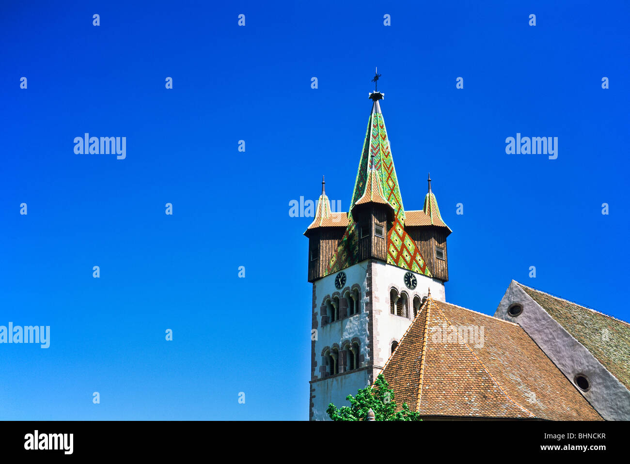 Torre campanaria con torri di avvistamento di Saint-Georges romanica del XII secolo, Chatenois, Alsazia, Francia Foto Stock