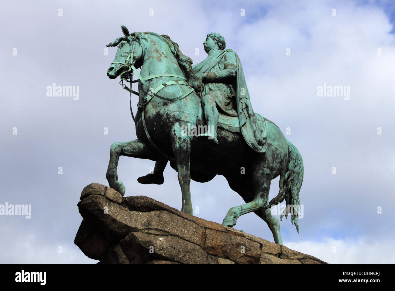 Il Copper Horse statua equestre di Re Giorgio III che guarda verso il basso la lunga passeggiata al Castello di Windsor da Snow Hill, Windsor Great Park, England, Regno Unito Foto Stock