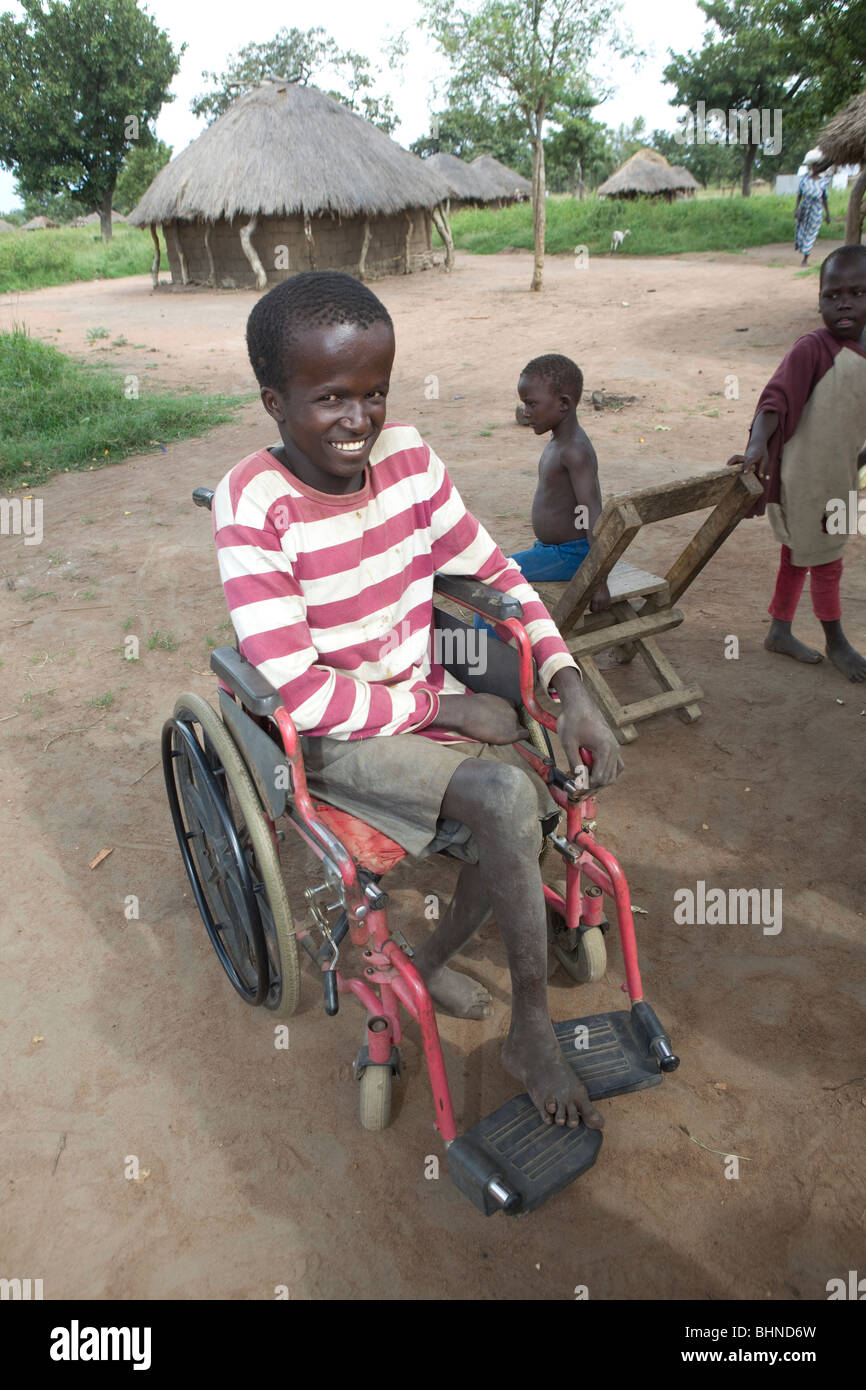 Giovane uomo in sedia a rotelle - Quartiere Amuria, teso sottoregione, Uganda, Africa orientale Foto Stock