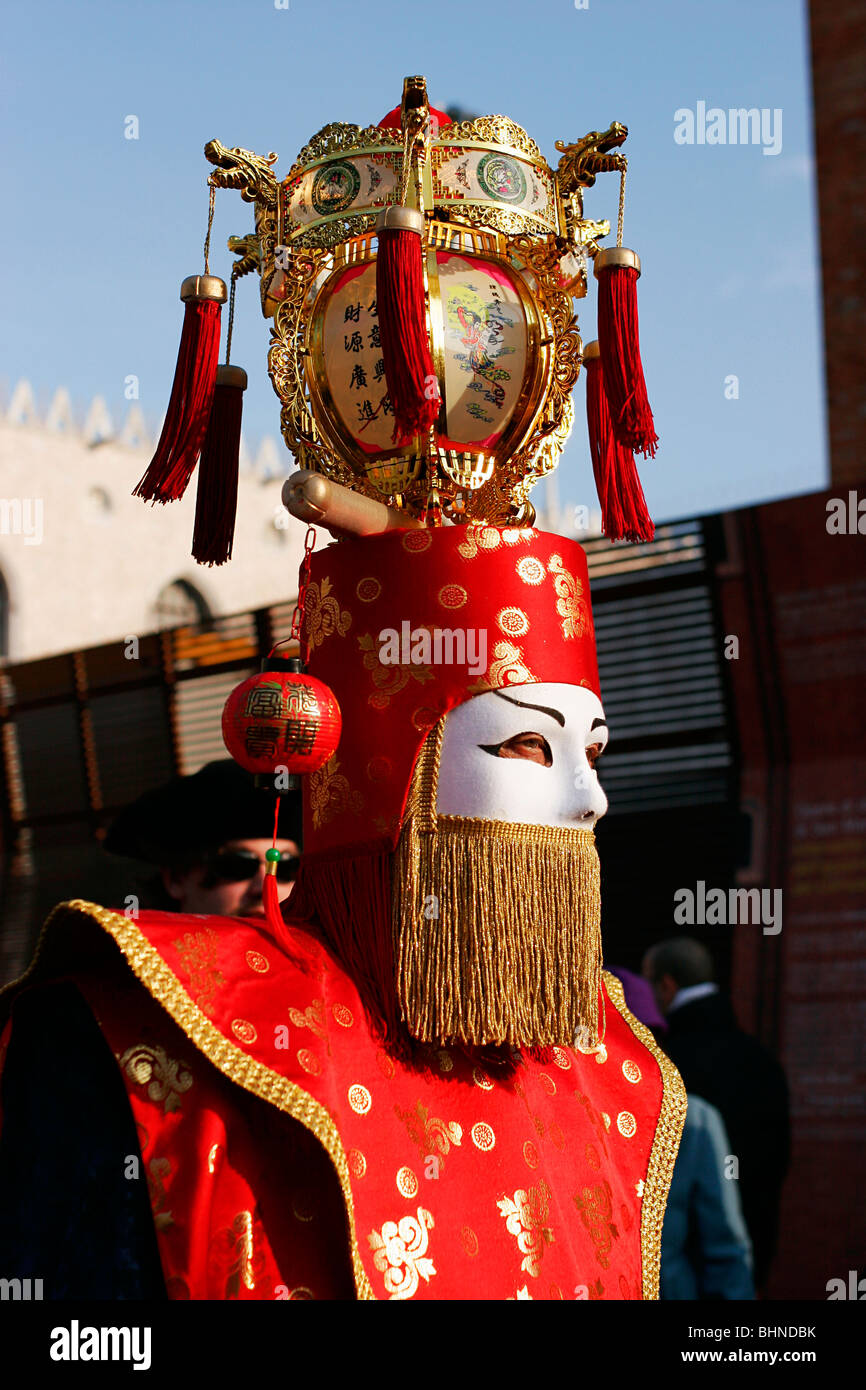Costume cinese rosso al Carnevale di Venezia, Veneto, Italia Foto Stock