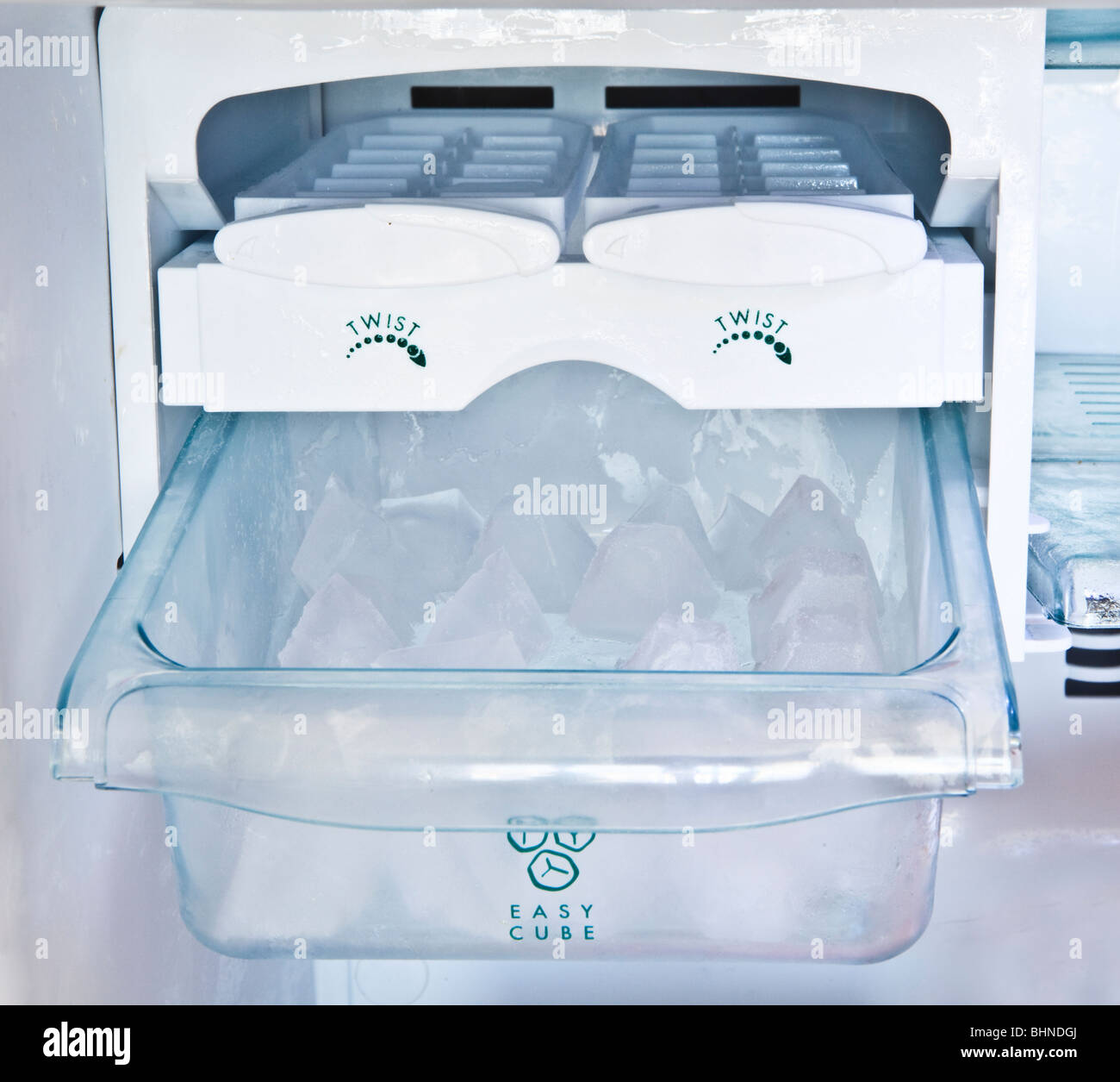 Un cubetto di ghiaccio erogatore in un congelatore Foto Stock