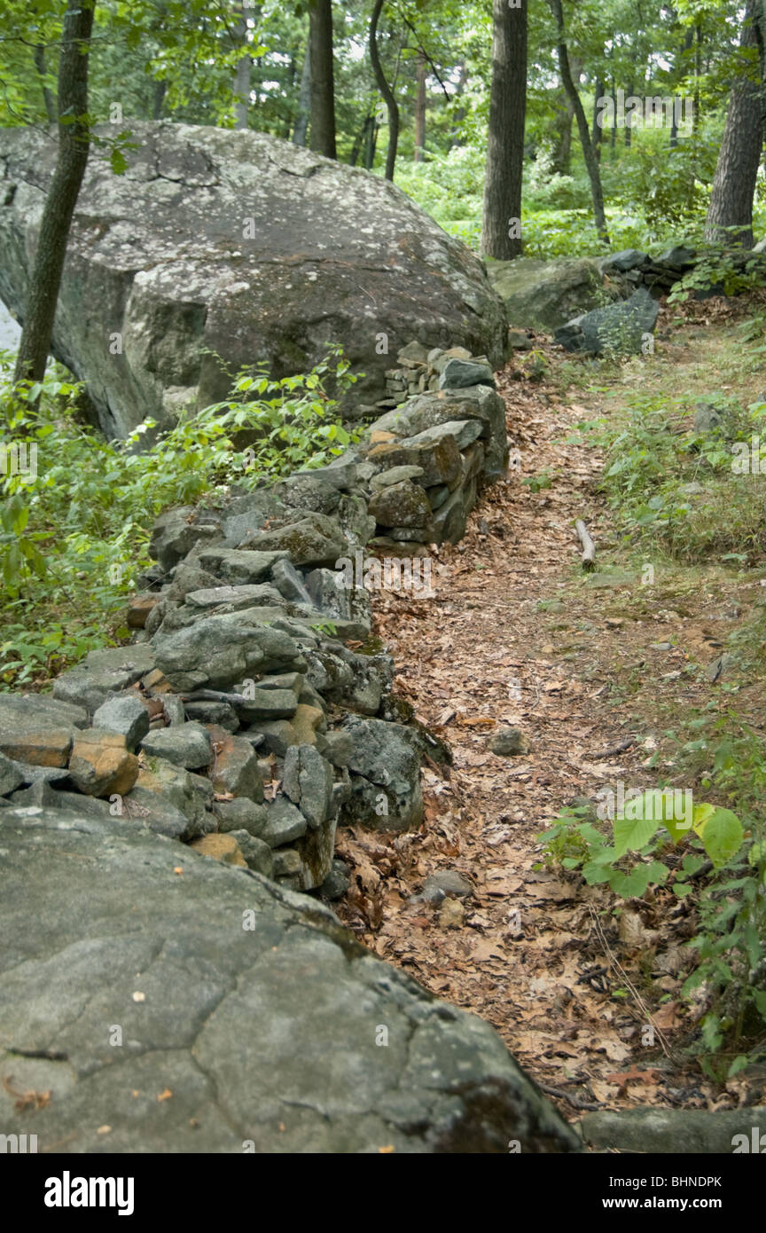 Immagine del xx Maine posizioni su Little Round Top realizzato in un rapido impilati a pietra sciolta breastwork parete. Foto Stock