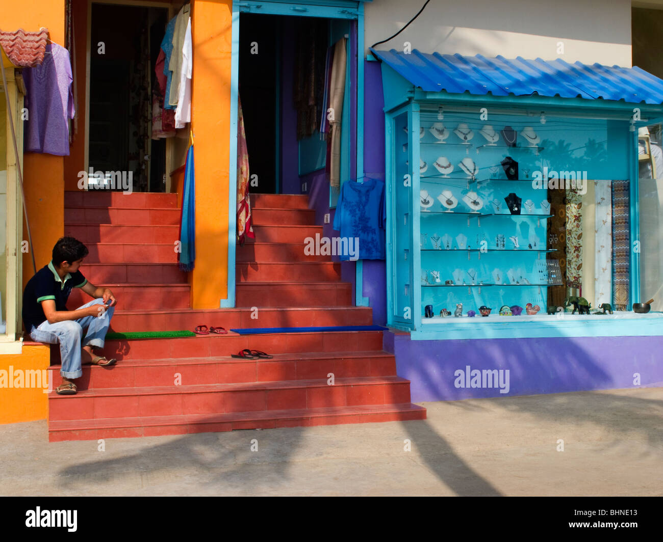 India Kerala, Kovalam, Faro (ADAM) spiaggia, verniciato colorato lungomare negozi Foto Stock